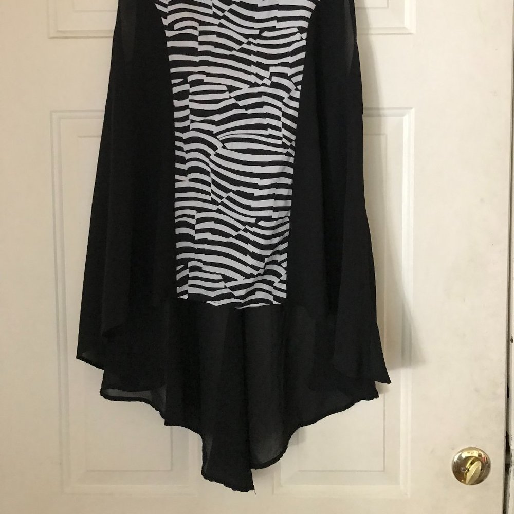 ToTo Collection Sleeveless High/Low Top - Picture 2 of 8